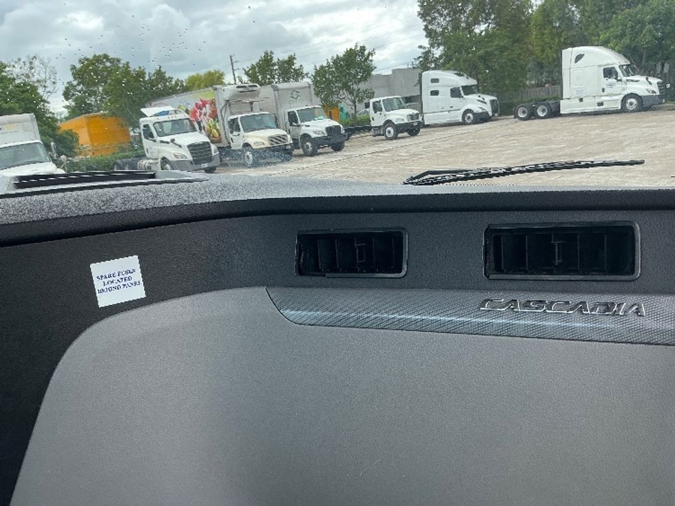 Day Cab Tractor-Heavy Duty Tractors-Freightliner-2020-T12664ST-Medley-FL-316,109\n\t\tmiles-$ 55,750 - Image 13