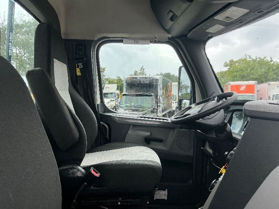 Day Cab Tractor-Heavy Duty Tractors-Freightliner-2020-T12664ST-Medley-FL-316,109\n\t\tmiles-$ 55,750 - Image 14