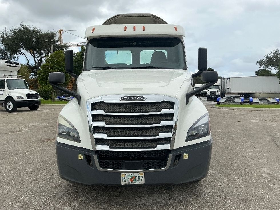 Day Cab Tractor-Heavy Duty Tractors-Freightliner-2020-T12664ST-Medley-FL-316,109\n\t\tmiles-$ 55,750 - Image 2
