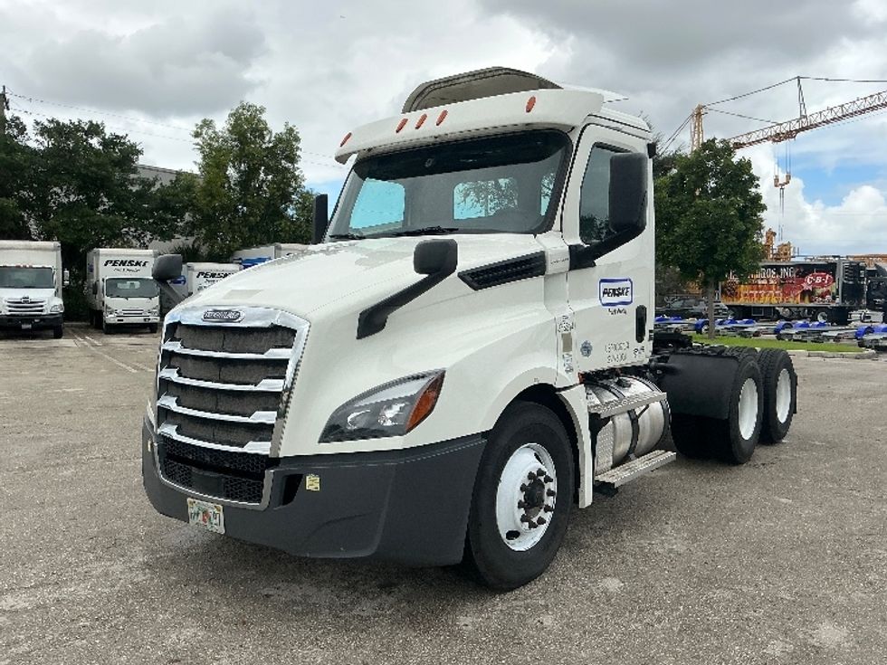 Day Cab Tractor-Heavy Duty Tractors-Freightliner-2020-T12664ST-Medley-FL-316,109\n\t\tmiles-$ 55,750 - Image 3
