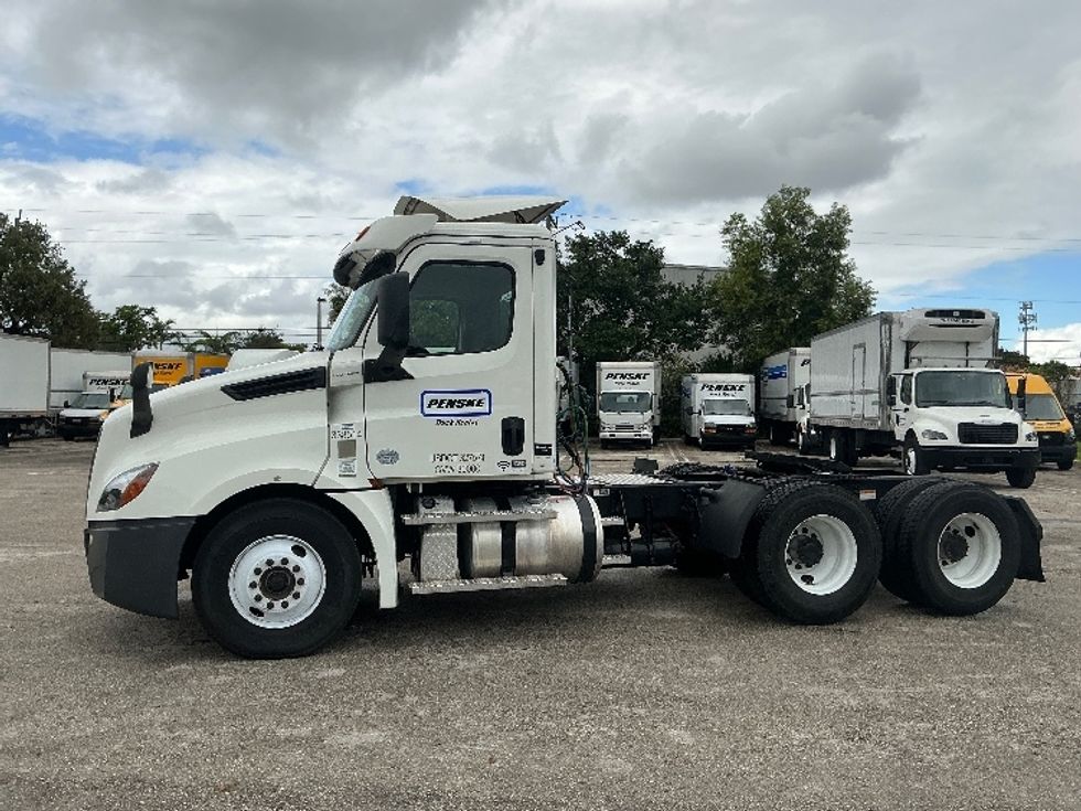 Day Cab Tractor-Heavy Duty Tractors-Freightliner-2020-T12664ST-Medley-FL-316,109\n\t\tmiles-$ 55,750 - Image 4