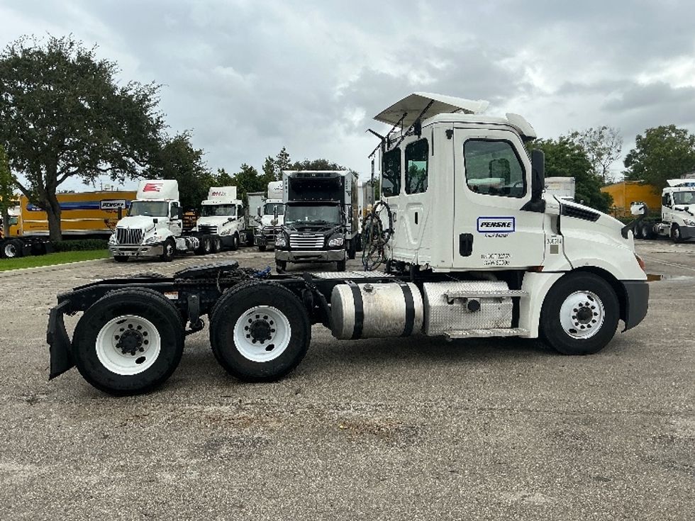 Day Cab Tractor-Heavy Duty Tractors-Freightliner-2020-T12664ST-Medley-FL-316,109\n\t\tmiles-$ 55,750 - Image 8