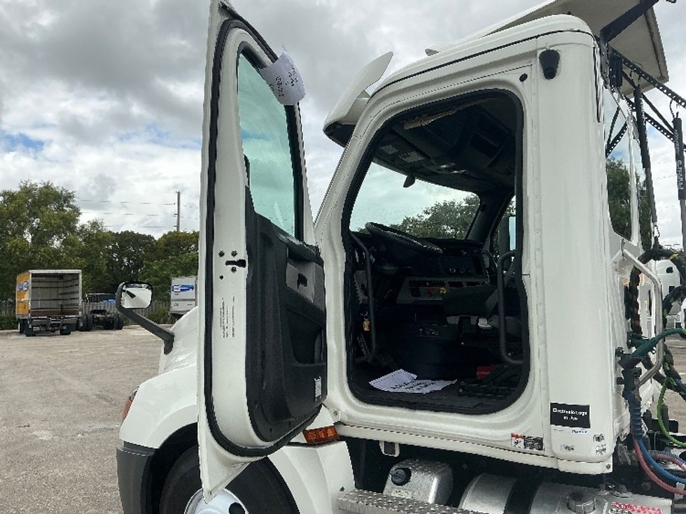 Day Cab Tractor-Heavy Duty Tractors-Freightliner-2020-T12664ST-Medley-FL-316,109\n\t\tmiles-$ 55,750 - Image 9