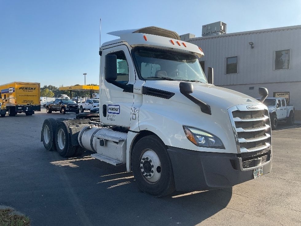 Day Cab Tractor-Heavy Duty Tractors-Freightliner-2020-T12664ST-Medley-FL-366,675\n\t\tmiles-$ 62,750 - Image 1
