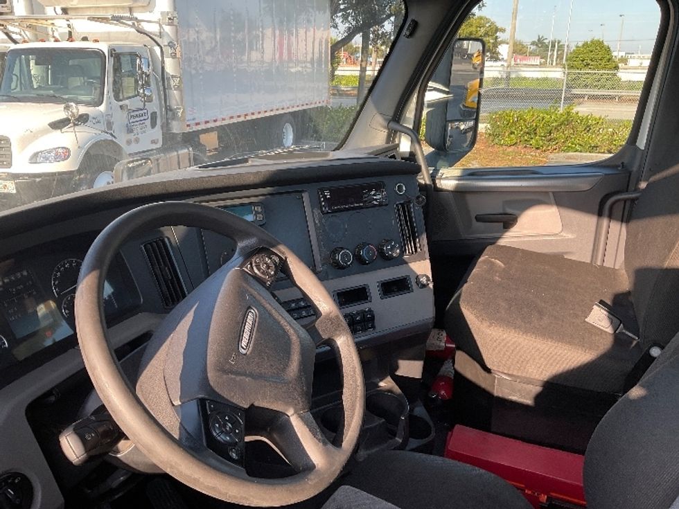 Day Cab Tractor-Heavy Duty Tractors-Freightliner-2020-T12664ST-Medley-FL-366,675\n\t\tmiles-$ 62,750 - Image 10