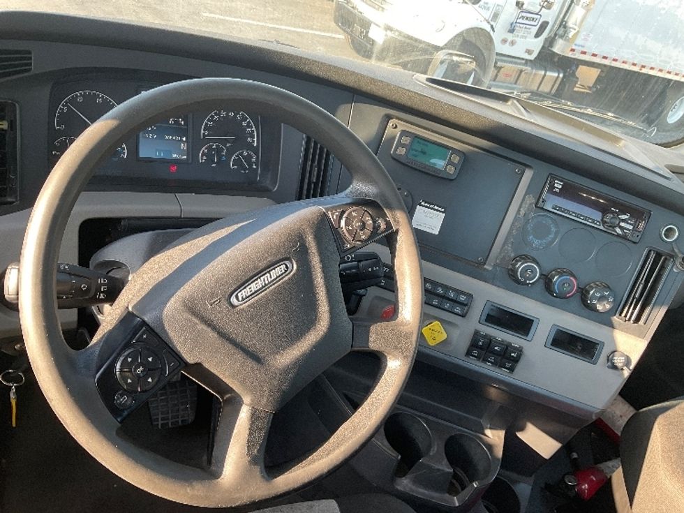 Day Cab Tractor-Heavy Duty Tractors-Freightliner-2020-T12664ST-Medley-FL-366,675\n\t\tmiles-$ 62,750 - Image 11