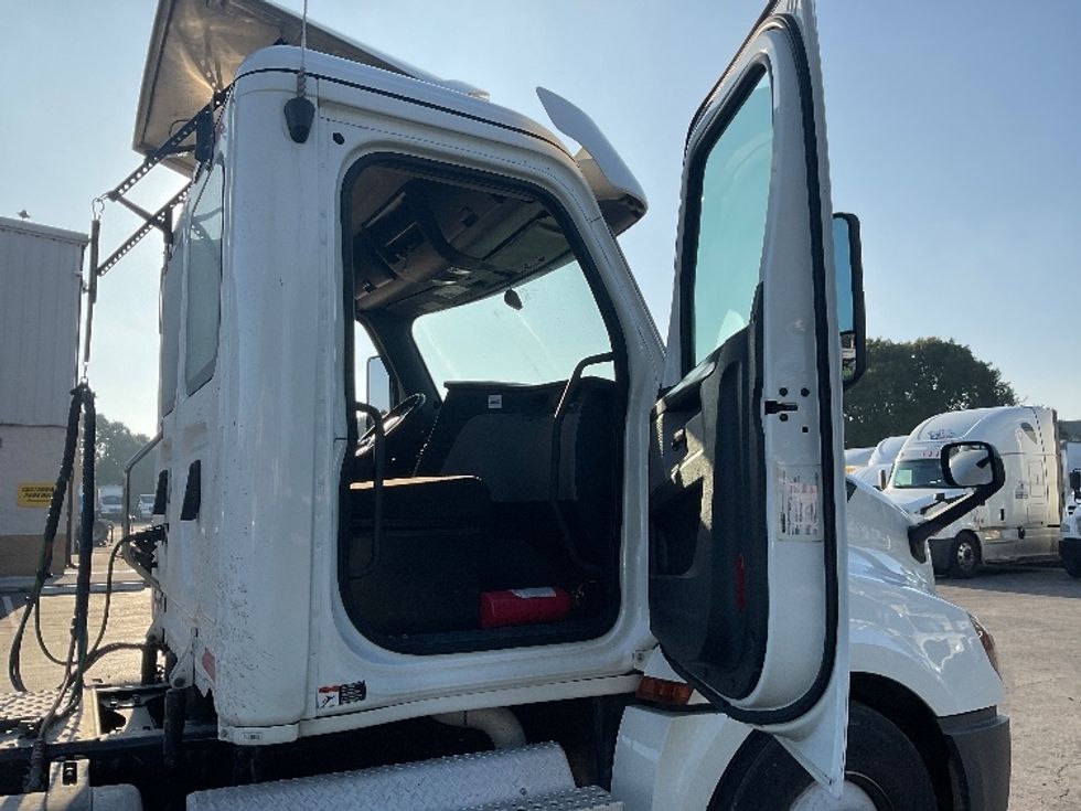 Day Cab Tractor-Heavy Duty Tractors-Freightliner-2020-T12664ST-Medley-FL-366,675\n\t\tmiles-$ 62,750 - Image 12