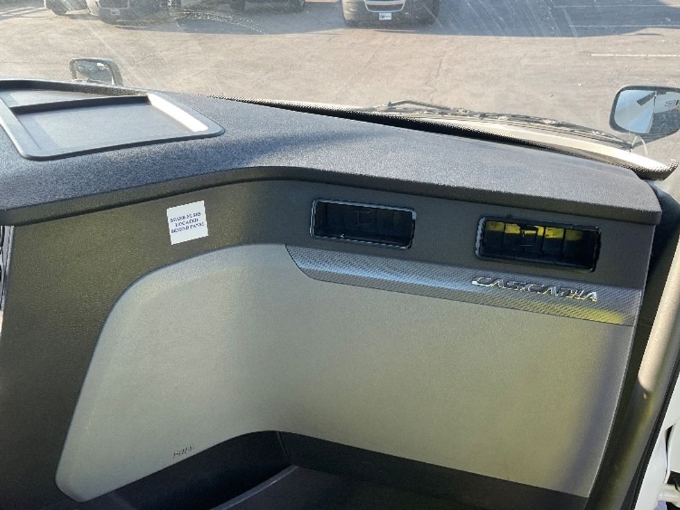 Day Cab Tractor-Heavy Duty Tractors-Freightliner-2020-T12664ST-Medley-FL-366,675\n\t\tmiles-$ 62,750 - Image 13