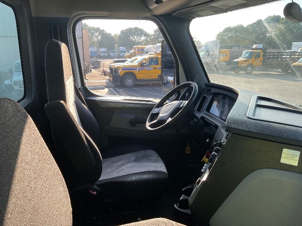 Day Cab Tractor-Heavy Duty Tractors-Freightliner-2020-T12664ST-Medley-FL-366,675\n\t\tmiles-$ 62,750 - Image 14