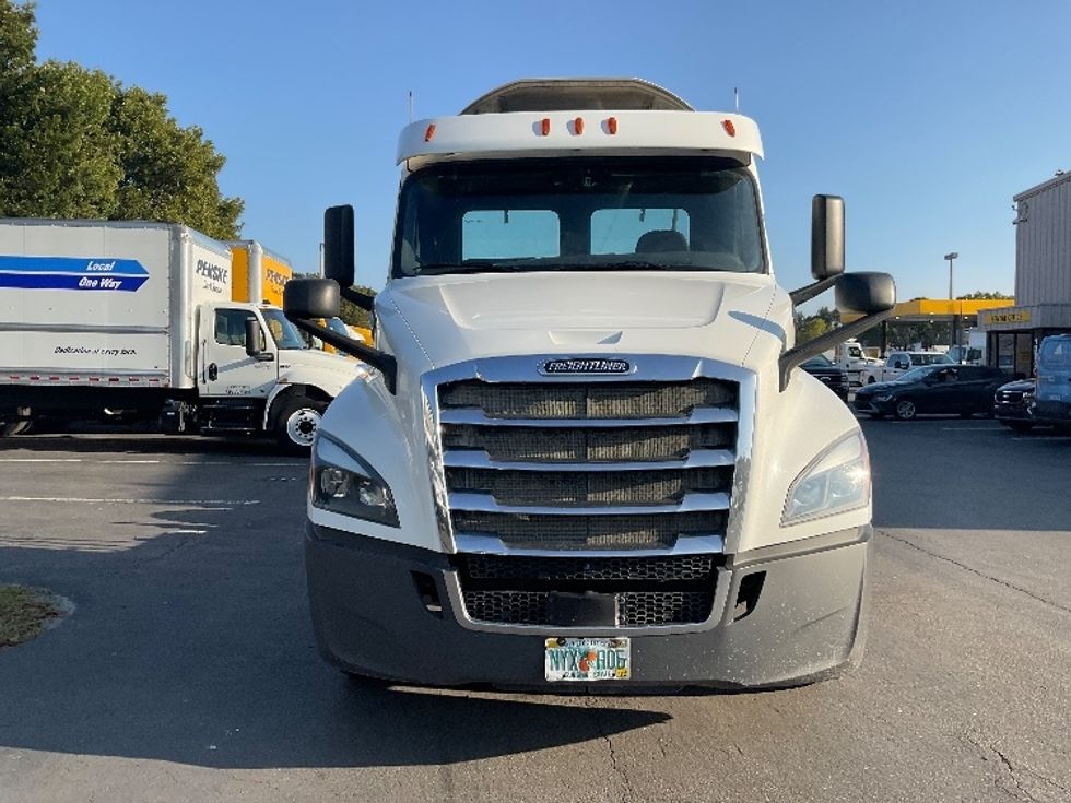 Day Cab Tractor-Heavy Duty Tractors-Freightliner-2020-T12664ST-Medley-FL-366,675\n\t\tmiles-$ 62,750 - Image 2