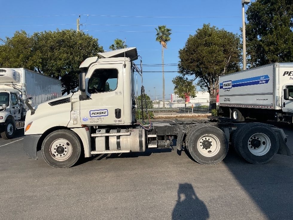 Day Cab Tractor-Heavy Duty Tractors-Freightliner-2020-T12664ST-Medley-FL-366,675\n\t\tmiles-$ 62,750 - Image 4