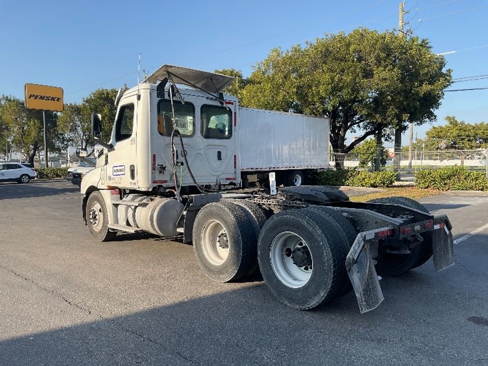Day Cab Tractor-Heavy Duty Tractors-Freightliner-2020-T12664ST-Medley-FL-366,675\n\t\tmiles-$ 62,750 - Image 5