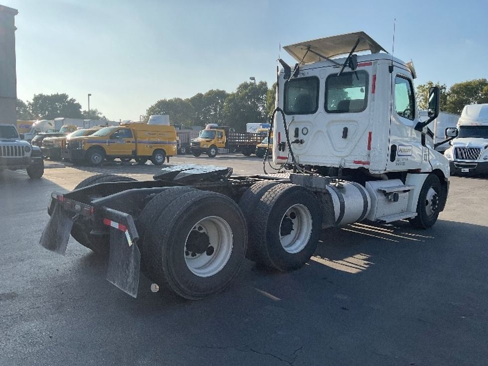 Day Cab Tractor-Heavy Duty Tractors-Freightliner-2020-T12664ST-Medley-FL-366,675\n\t\tmiles-$ 62,750 - Image 7