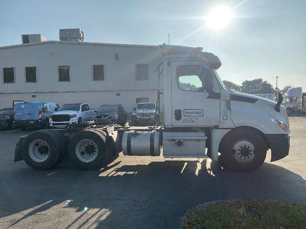 Day Cab Tractor-Heavy Duty Tractors-Freightliner-2020-T12664ST-Medley-FL-366,675\n\t\tmiles-$ 62,750 - Image 8