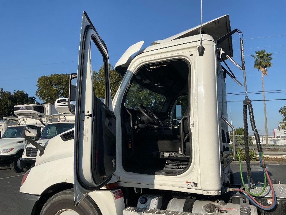 Day Cab Tractor-Heavy Duty Tractors-Freightliner-2020-T12664ST-Medley-FL-366,675\n\t\tmiles-$ 62,750 - Image 9