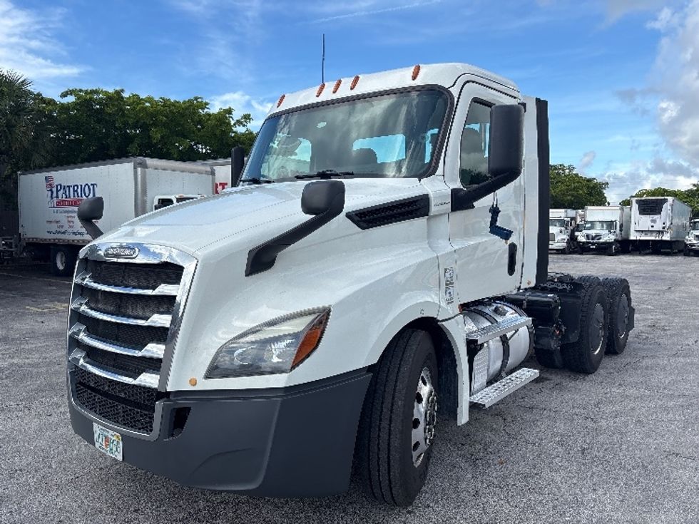 Day Cab Tractor-Heavy Duty Tractors-Freightliner-2020-T12664ST-Medley-FL-435,666\n\t\tmiles-$ 50,500 - Image 1