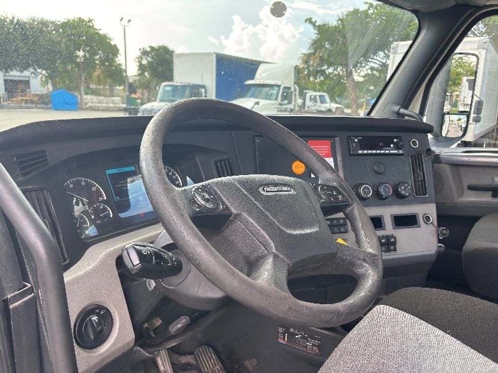 Day Cab Tractor-Heavy Duty Tractors-Freightliner-2020-T12664ST-Medley-FL-435,666\n\t\tmiles-$ 50,500 - Image 10