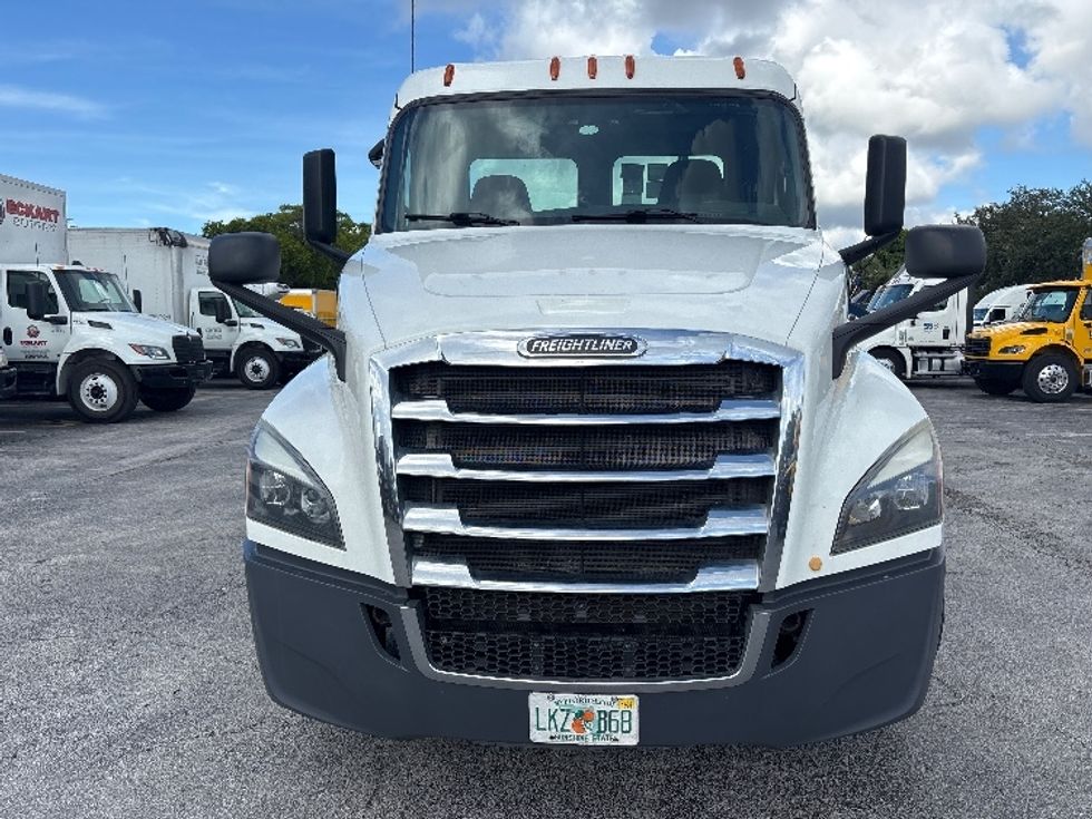 Day Cab Tractor-Heavy Duty Tractors-Freightliner-2020-T12664ST-Medley-FL-435,666\n\t\tmiles-$ 50,500 - Image 2