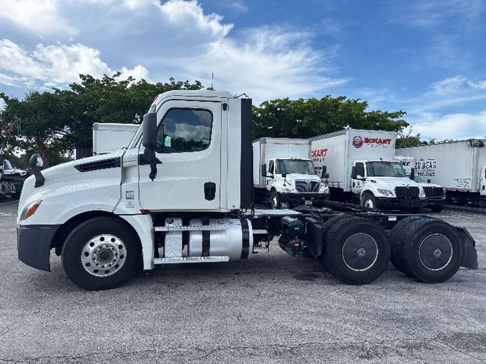 Day Cab Tractor-Heavy Duty Tractors-Freightliner-2020-T12664ST-Medley-FL-435,666\n\t\tmiles-$ 50,500 - Image 3