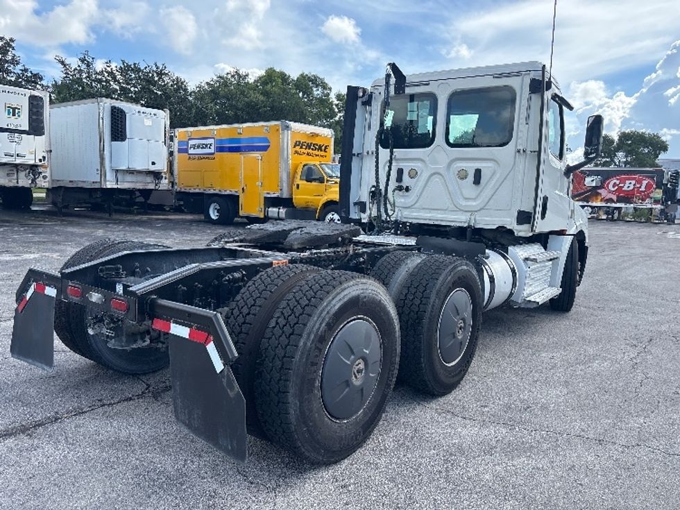 Day Cab Tractor-Heavy Duty Tractors-Freightliner-2020-T12664ST-Medley-FL-435,666\n\t\tmiles-$ 50,500 - Image 6