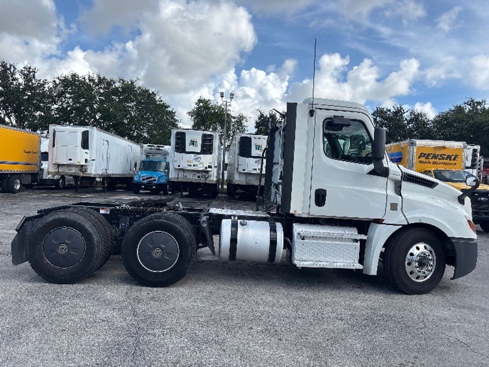 Day Cab Tractor-Heavy Duty Tractors-Freightliner-2020-T12664ST-Medley-FL-435,666\n\t\tmiles-$ 50,500 - Image 7