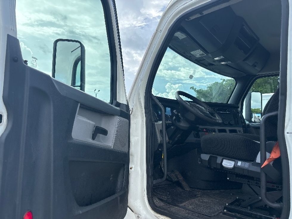 Day Cab Tractor-Heavy Duty Tractors-Freightliner-2020-T12664ST-Medley-FL-435,666\n\t\tmiles-$ 50,500 - Image 8
