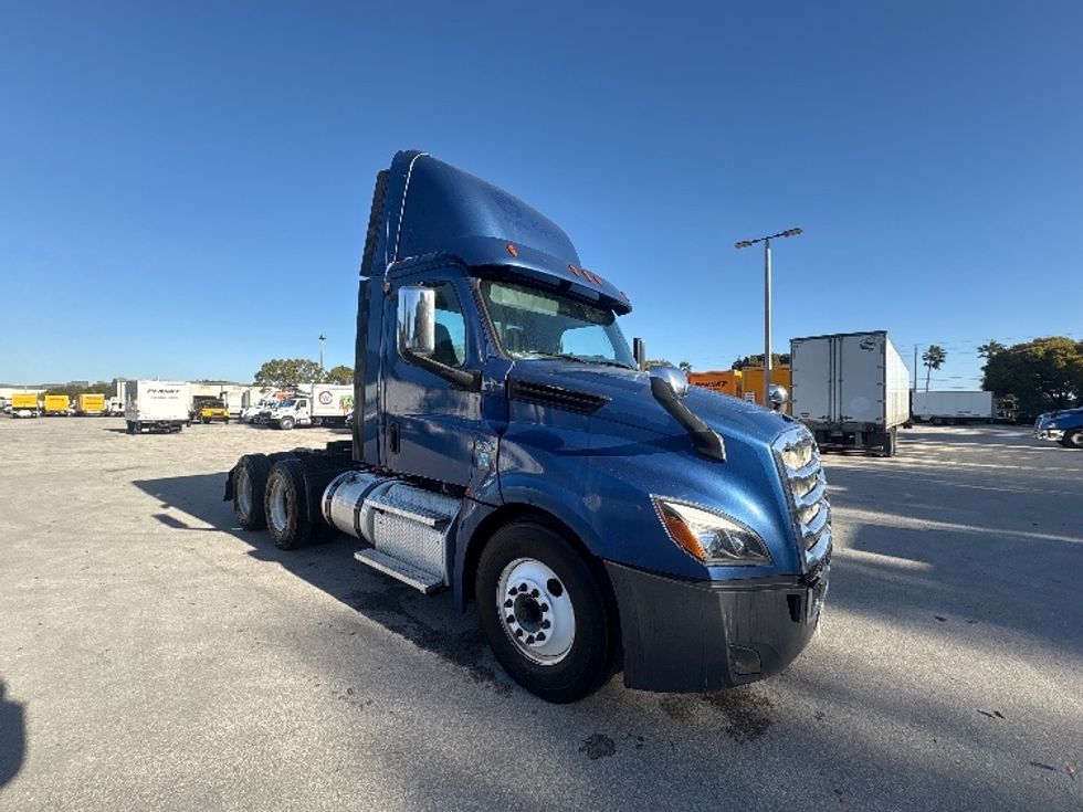 Day Cab Tractor-Heavy Duty Tractors-Freightliner-2020-T12664ST-Medley-FL-496,622\n\t\tmiles-$ 43,750 - Image 1