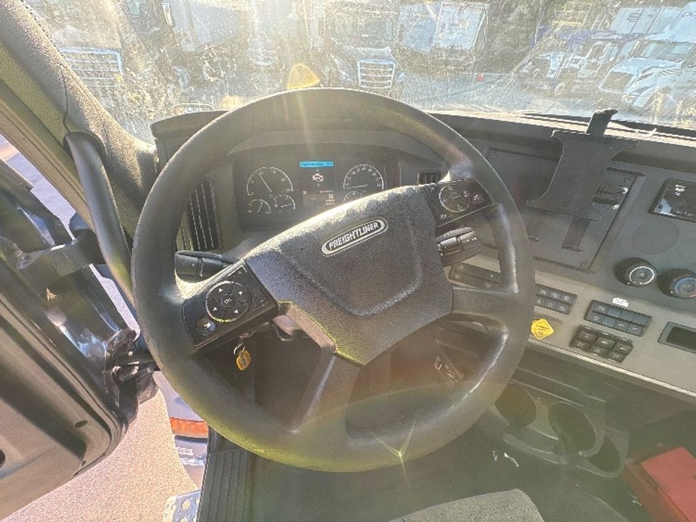 Day Cab Tractor-Heavy Duty Tractors-Freightliner-2020-T12664ST-Medley-FL-496,622\n\t\tmiles-$ 43,750 - Image 11