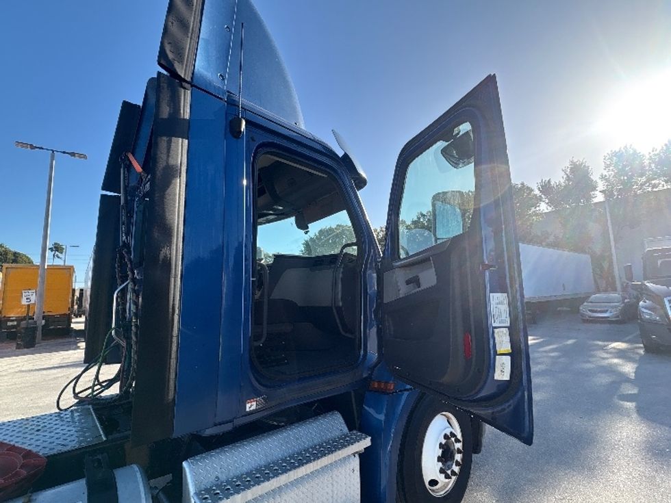 Day Cab Tractor-Heavy Duty Tractors-Freightliner-2020-T12664ST-Medley-FL-496,622\n\t\tmiles-$ 43,750 - Image 12