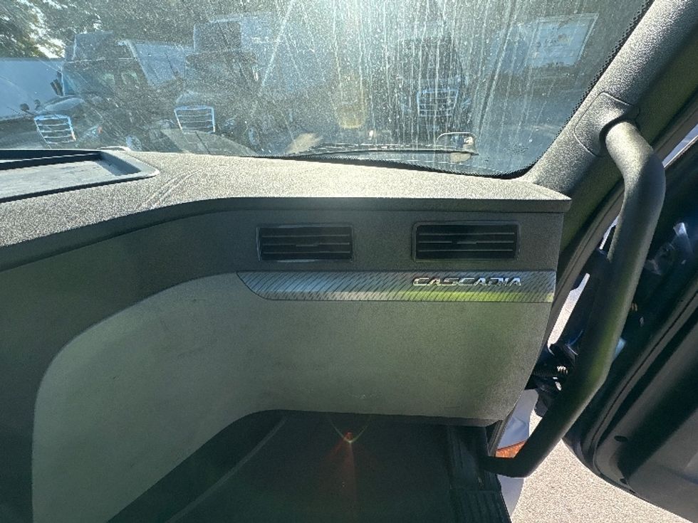 Day Cab Tractor-Heavy Duty Tractors-Freightliner-2020-T12664ST-Medley-FL-496,622\n\t\tmiles-$ 43,750 - Image 13
