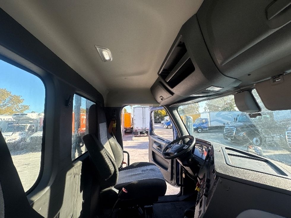 Day Cab Tractor-Heavy Duty Tractors-Freightliner-2020-T12664ST-Medley-FL-496,622\n\t\tmiles-$ 43,750 - Image 14