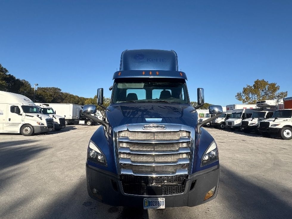 Day Cab Tractor-Heavy Duty Tractors-Freightliner-2020-T12664ST-Medley-FL-496,622\n\t\tmiles-$ 43,750 - Image 2