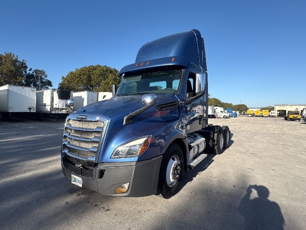 Day Cab Tractor-Heavy Duty Tractors-Freightliner-2020-T12664ST-Medley-FL-496,622\n\t\tmiles-$ 43,750 - Image 3