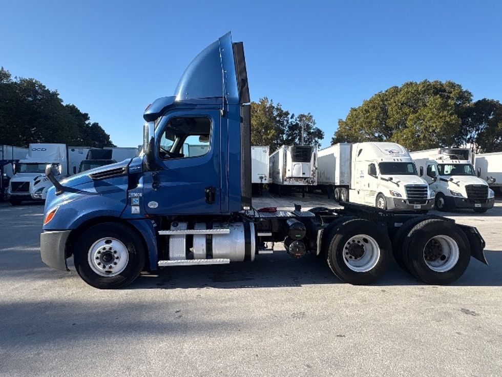Day Cab Tractor-Heavy Duty Tractors-Freightliner-2020-T12664ST-Medley-FL-496,622\n\t\tmiles-$ 43,750 - Image 4