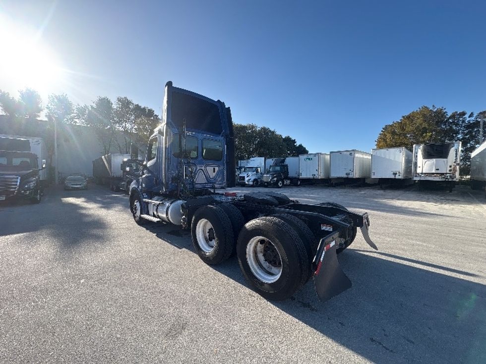 Day Cab Tractor-Heavy Duty Tractors-Freightliner-2020-T12664ST-Medley-FL-496,622\n\t\tmiles-$ 43,750 - Image 5