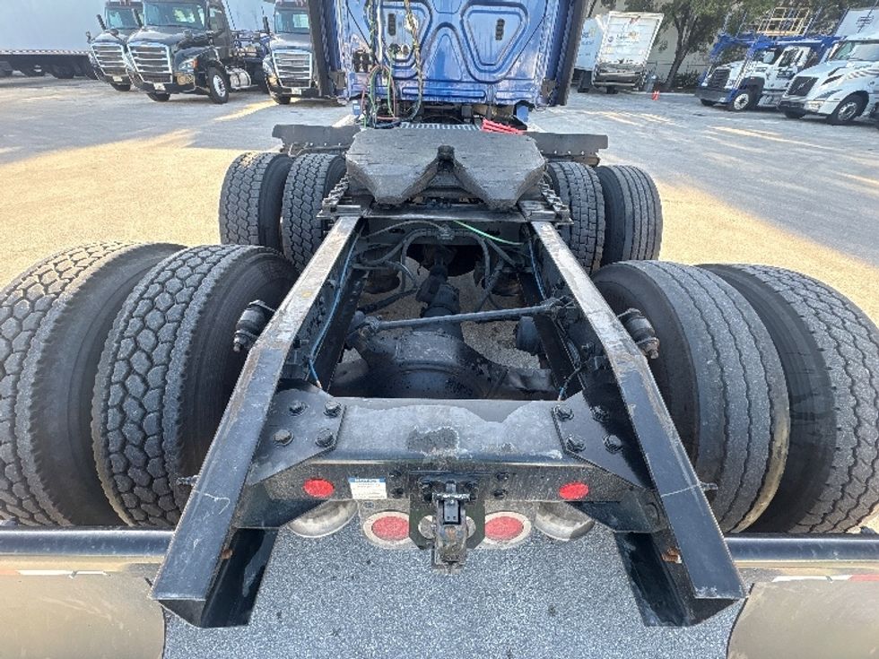 Day Cab Tractor-Heavy Duty Tractors-Freightliner-2020-T12664ST-Medley-FL-496,622\n\t\tmiles-$ 43,750 - Image 6