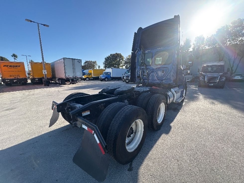 Day Cab Tractor-Heavy Duty Tractors-Freightliner-2020-T12664ST-Medley-FL-496,622\n\t\tmiles-$ 43,750 - Image 7