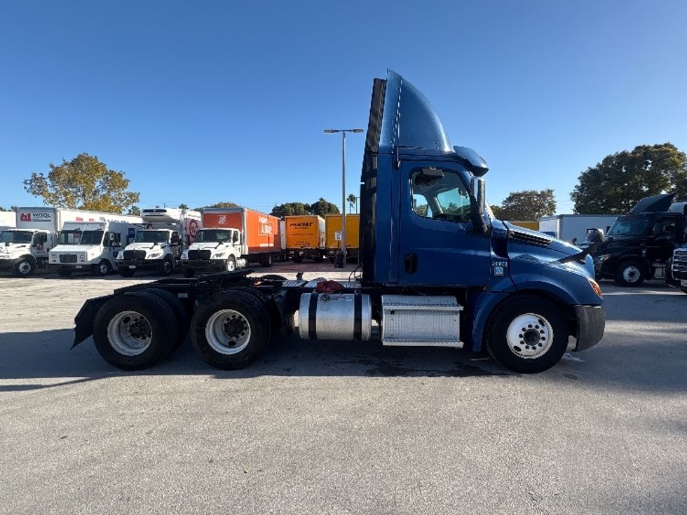 Day Cab Tractor-Heavy Duty Tractors-Freightliner-2020-T12664ST-Medley-FL-496,622\n\t\tmiles-$ 43,750 - Image 8