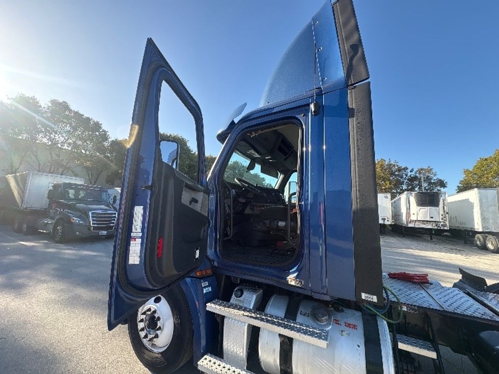 Day Cab Tractor-Heavy Duty Tractors-Freightliner-2020-T12664ST-Medley-FL-496,622\n\t\tmiles-$ 43,750 - Image 9