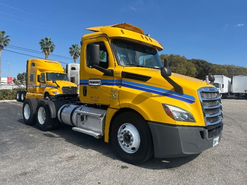 Day Cab Tractor-Heavy Duty Tractors-Freightliner-2020-T12664ST-Medley-FL-542,799\n\t\tmiles-$ 33,000 - Image 1