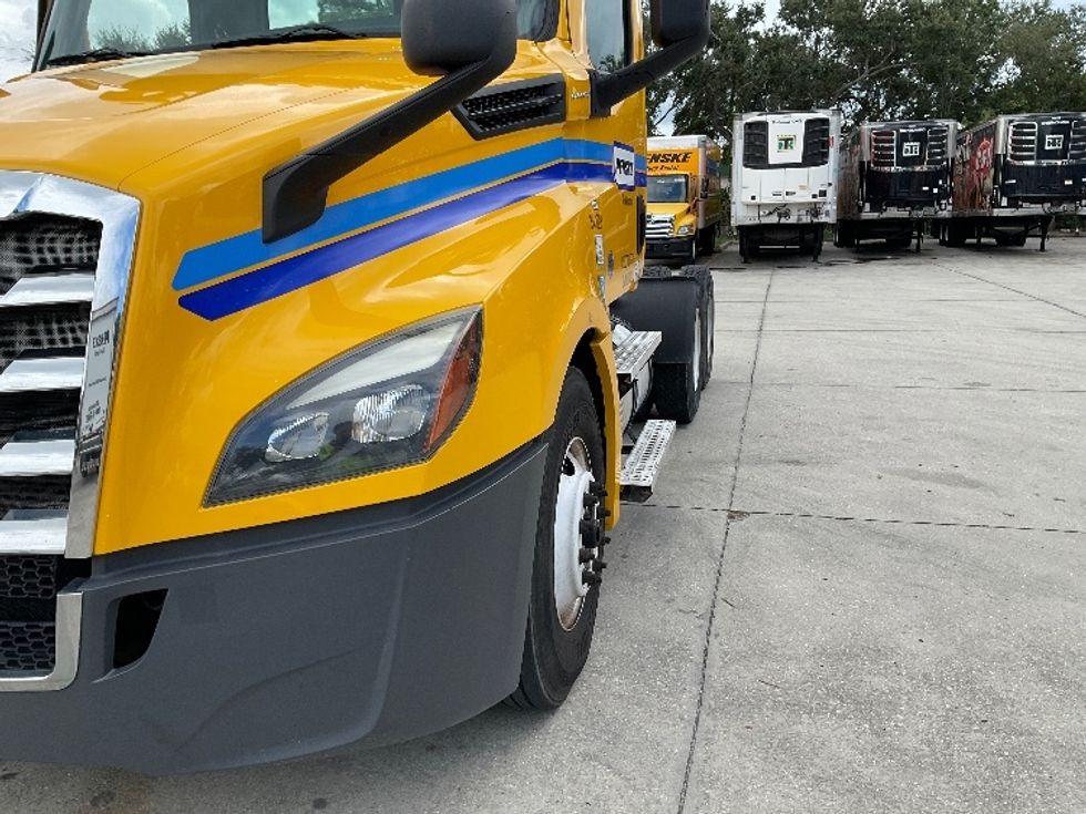 Day Cab Tractor-Heavy Duty Tractors-Freightliner-2020-T12664ST-Medley-FL-542,799\n\t\tmiles-$ 33,000 - Image 10