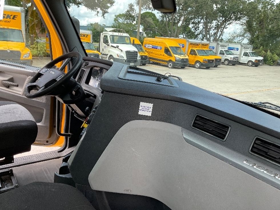 Day Cab Tractor-Heavy Duty Tractors-Freightliner-2020-T12664ST-Medley-FL-542,799\n\t\tmiles-$ 33,000 - Image 12