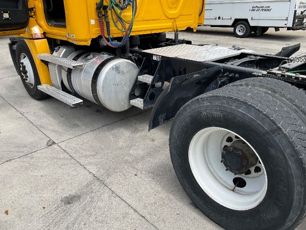 Day Cab Tractor-Heavy Duty Tractors-Freightliner-2020-T12664ST-Medley-FL-542,799\n\t\tmiles-$ 33,000 - Image 16