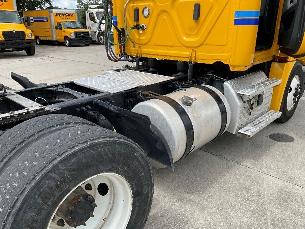 Day Cab Tractor-Heavy Duty Tractors-Freightliner-2020-T12664ST-Medley-FL-542,799\n\t\tmiles-$ 33,000 - Image 17