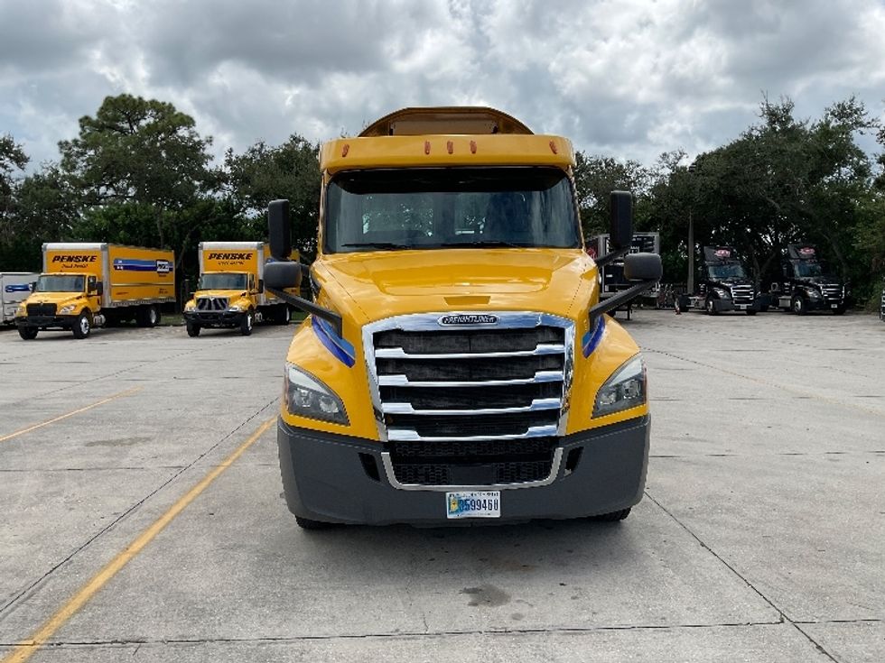 Day Cab Tractor-Heavy Duty Tractors-Freightliner-2020-T12664ST-Medley-FL-542,799\n\t\tmiles-$ 33,000 - Image 2