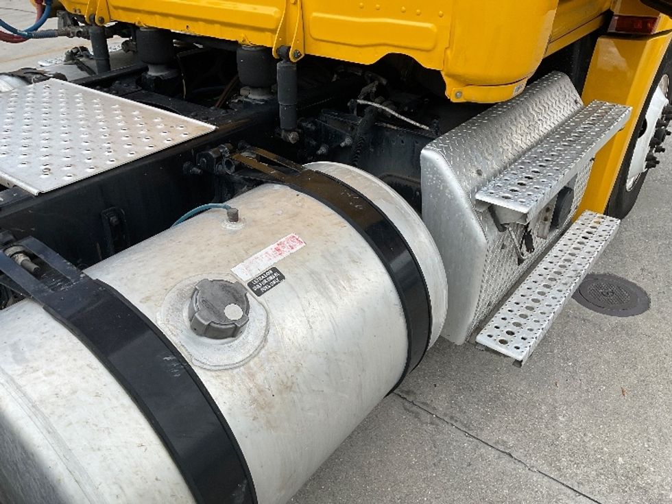 Day Cab Tractor-Heavy Duty Tractors-Freightliner-2020-T12664ST-Medley-FL-542,799\n\t\tmiles-$ 33,000 - Image 23