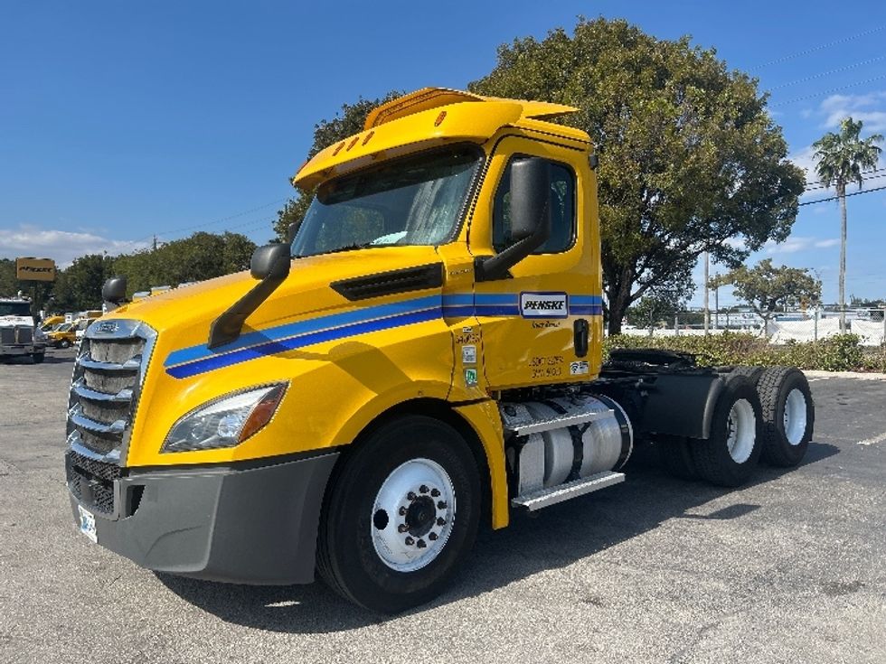 Day Cab Tractor-Heavy Duty Tractors-Freightliner-2020-T12664ST-Medley-FL-542,799\n\t\tmiles-$ 33,000 - Image 3