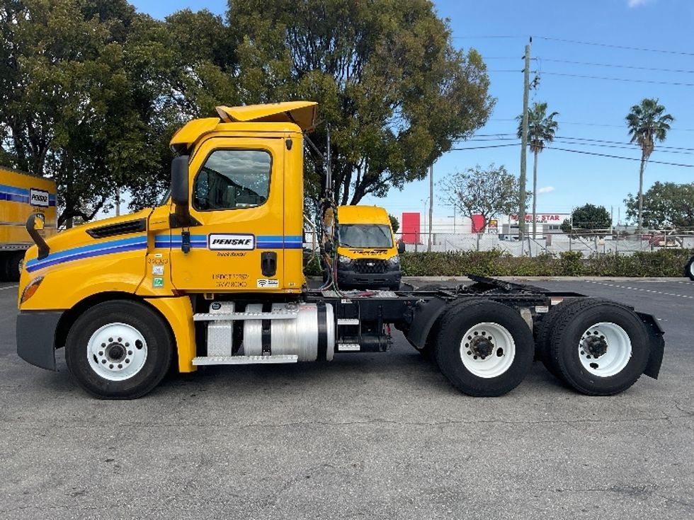 Day Cab Tractor-Heavy Duty Tractors-Freightliner-2020-T12664ST-Medley-FL-542,799\n\t\tmiles-$ 33,000 - Image 4