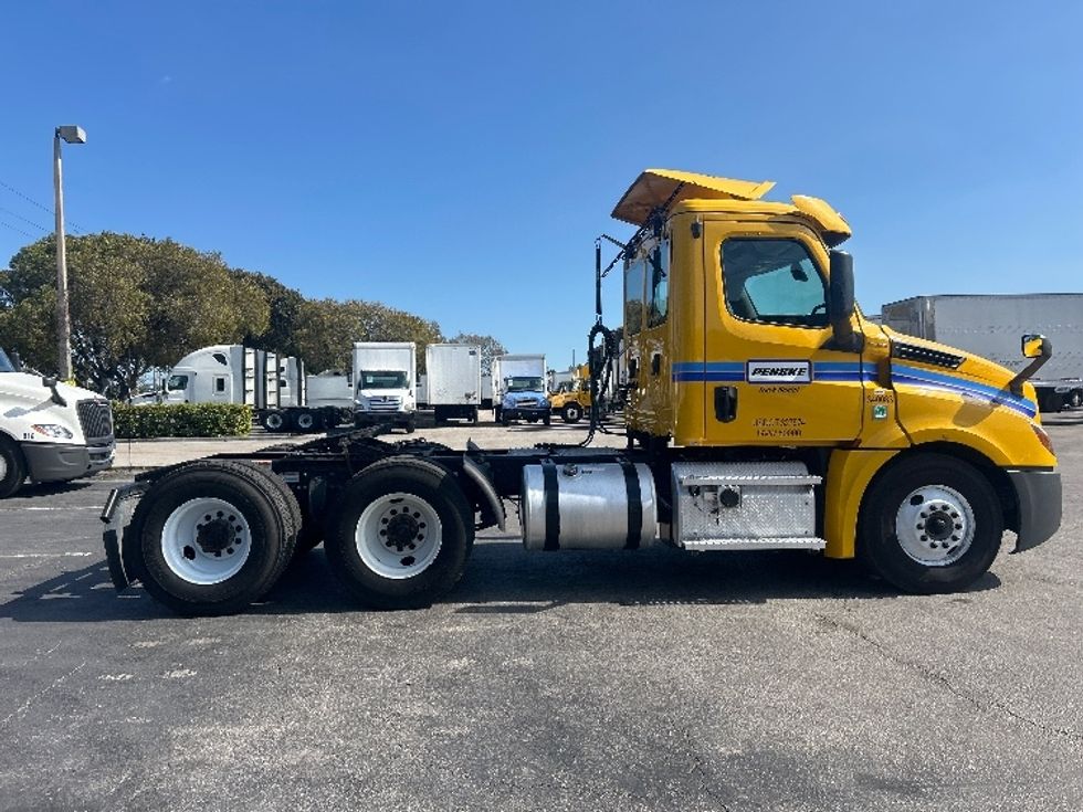 Day Cab Tractor-Heavy Duty Tractors-Freightliner-2020-T12664ST-Medley-FL-542,799\n\t\tmiles-$ 33,000 - Image 8
