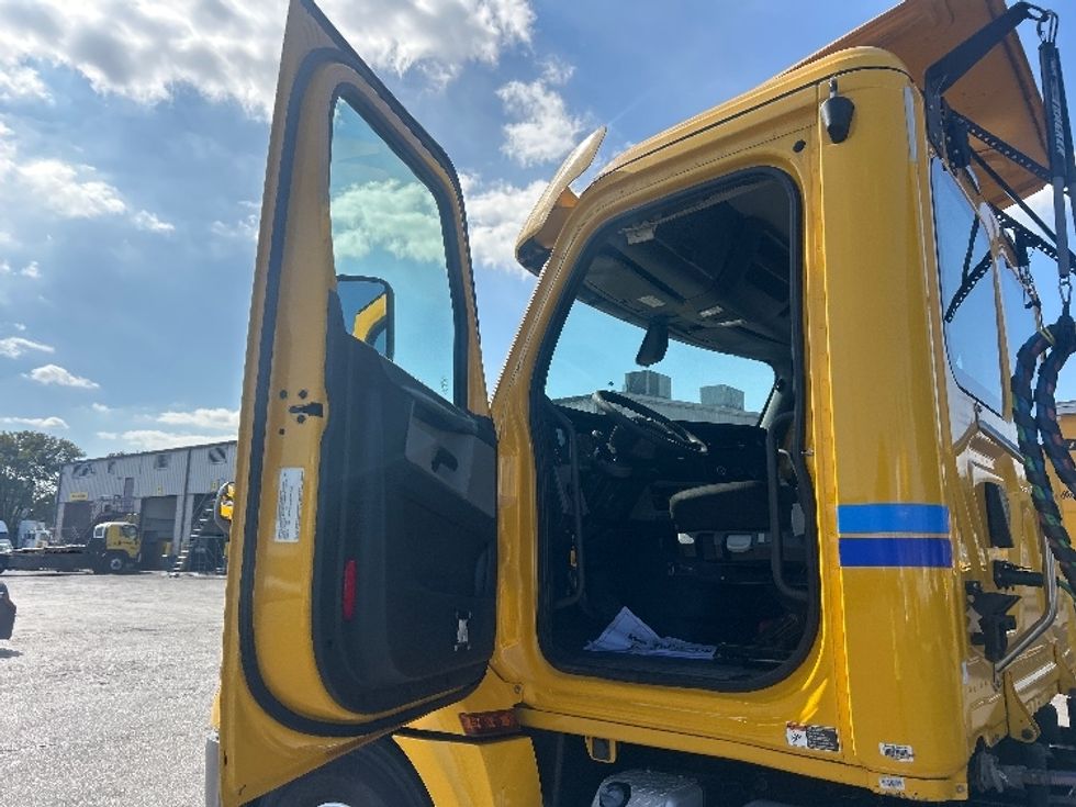 Day Cab Tractor-Heavy Duty Tractors-Freightliner-2020-T12664ST-Medley-FL-542,799\n\t\tmiles-$ 33,000 - Image 9
